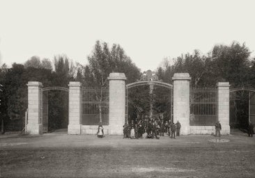 Paseo de Filipinos, una concurrida calle enmarcada por las puertas del Príncipe Alfonso