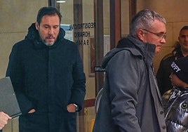 Óscar Puente, junto con su abogado, sale de los juzgados tras ratificar su denuncia en diciembre de 2022.