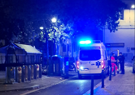 Sanitarios y Policía, este jueves de madrugada en la calle San Lorenzo.