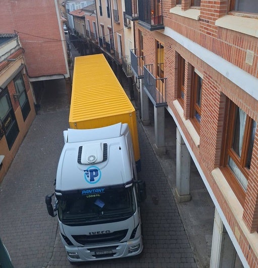 Camión encajado en la calle Mayor, esta mañana en Rioseco.