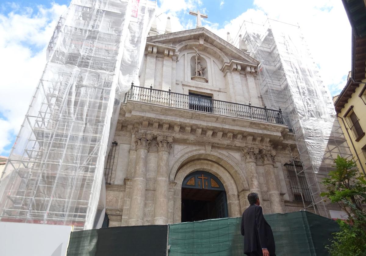 Fachada de la iglesia de la Vera Cruz días despues de derrumbarse la cúpula.