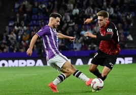 Raúl Moro mete el pie ante Robert Navarro durante el último Real Valladolid-Mallorca disputado en Zorrilla