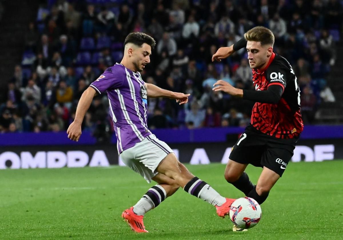 Raúl Moro mete el pie ante Robert Navarro durante el último Real Valladolid-Mallorca disputado en Zorrilla