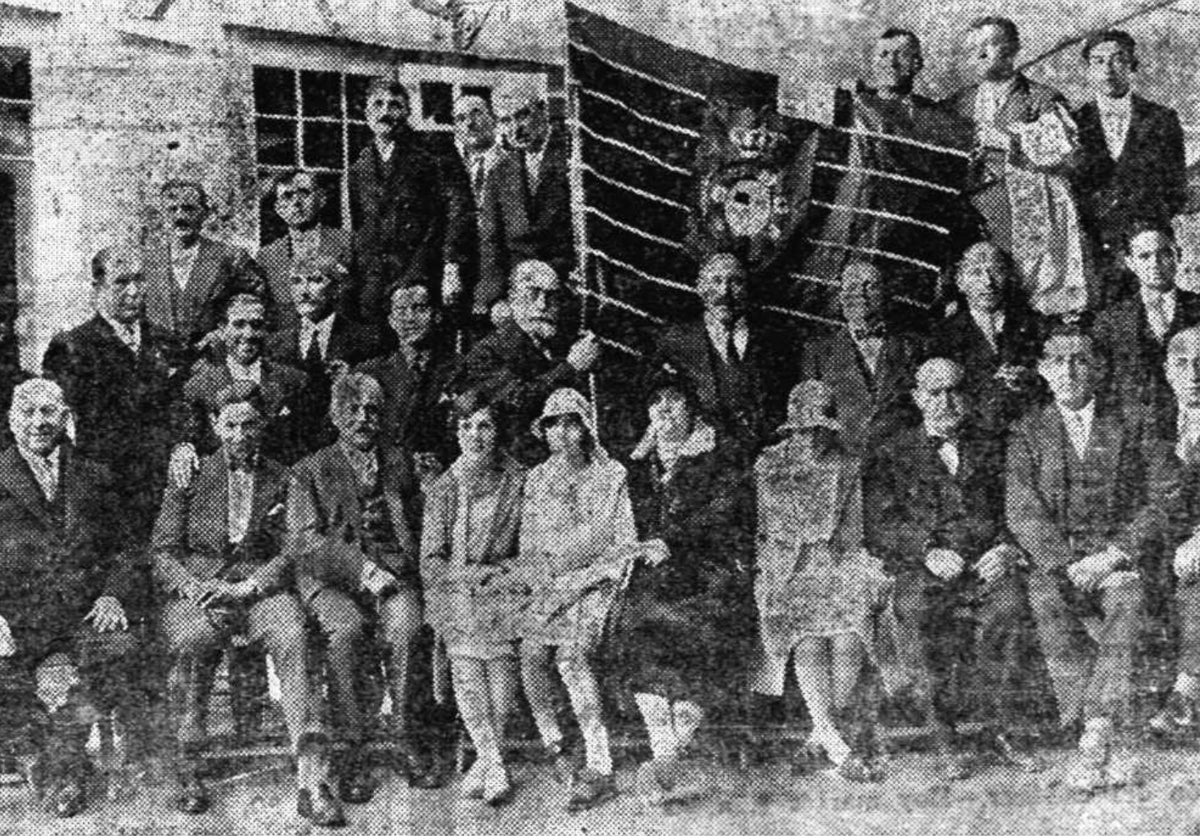 Miembros de la Colonia Zamorana de Valladolid, con la Seña Bermeja, en 1929.