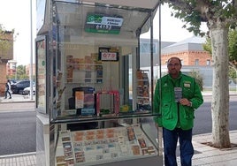 Rafael Cítores Pobes, junto a su quiosco, frente a Lecràc.