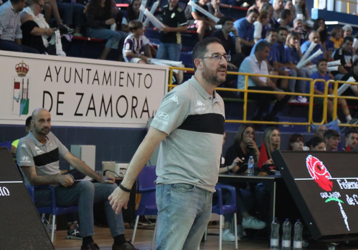 Lolo Encinas, dirigiendo al UEMC en el partido de Copa disputado en Zamora.