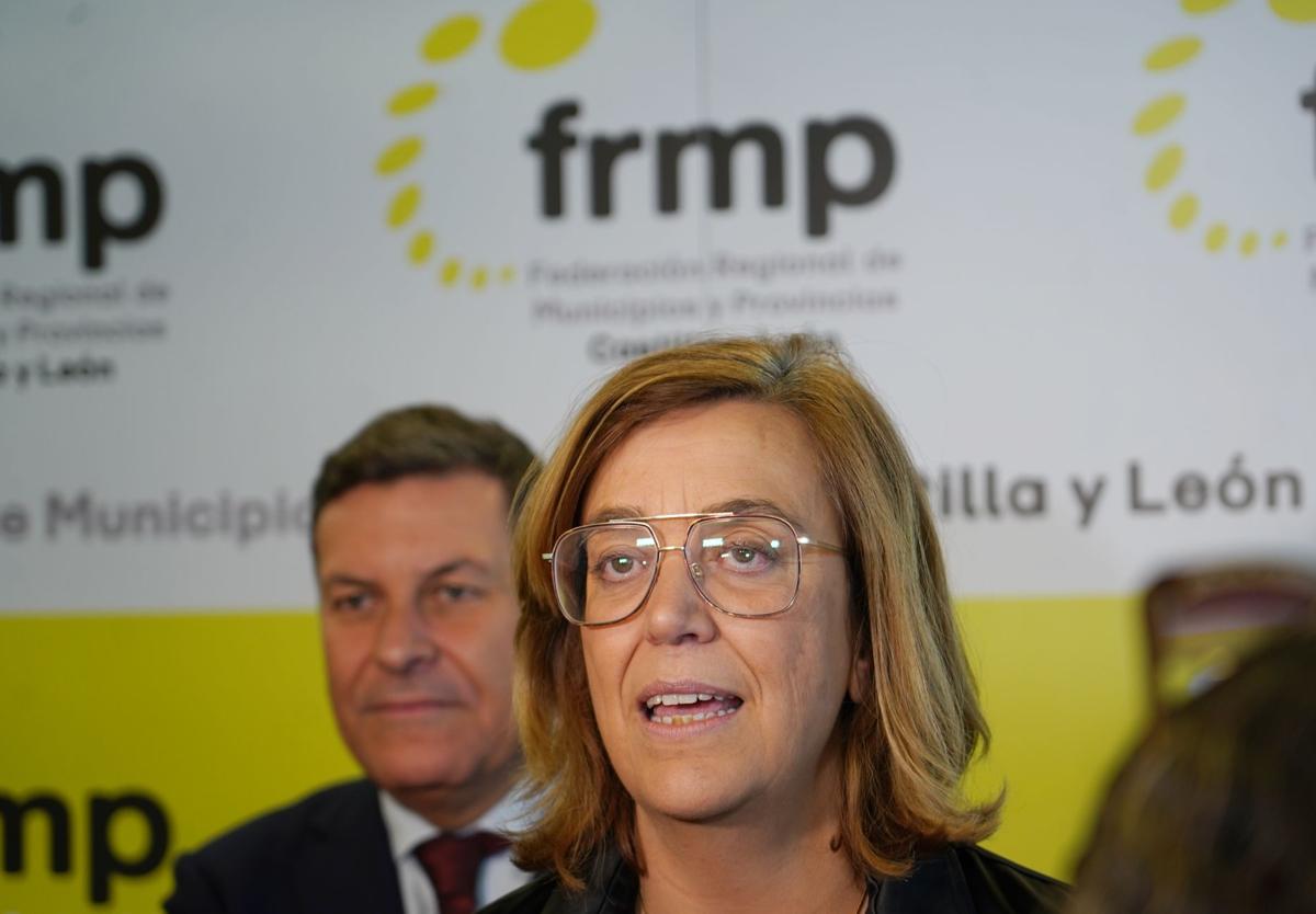 La presidenta de la FRMP de Castilla y León, Ángeles Armisén, y el portavoz de la Junta, Carlos Fernández Carriedo, este viernes.