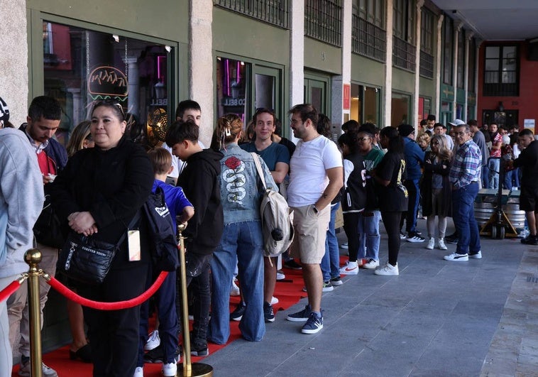 Cola en la puerta del nuevo Berty's Burguer de Valladolid para conseguir una hamburguesa gratis