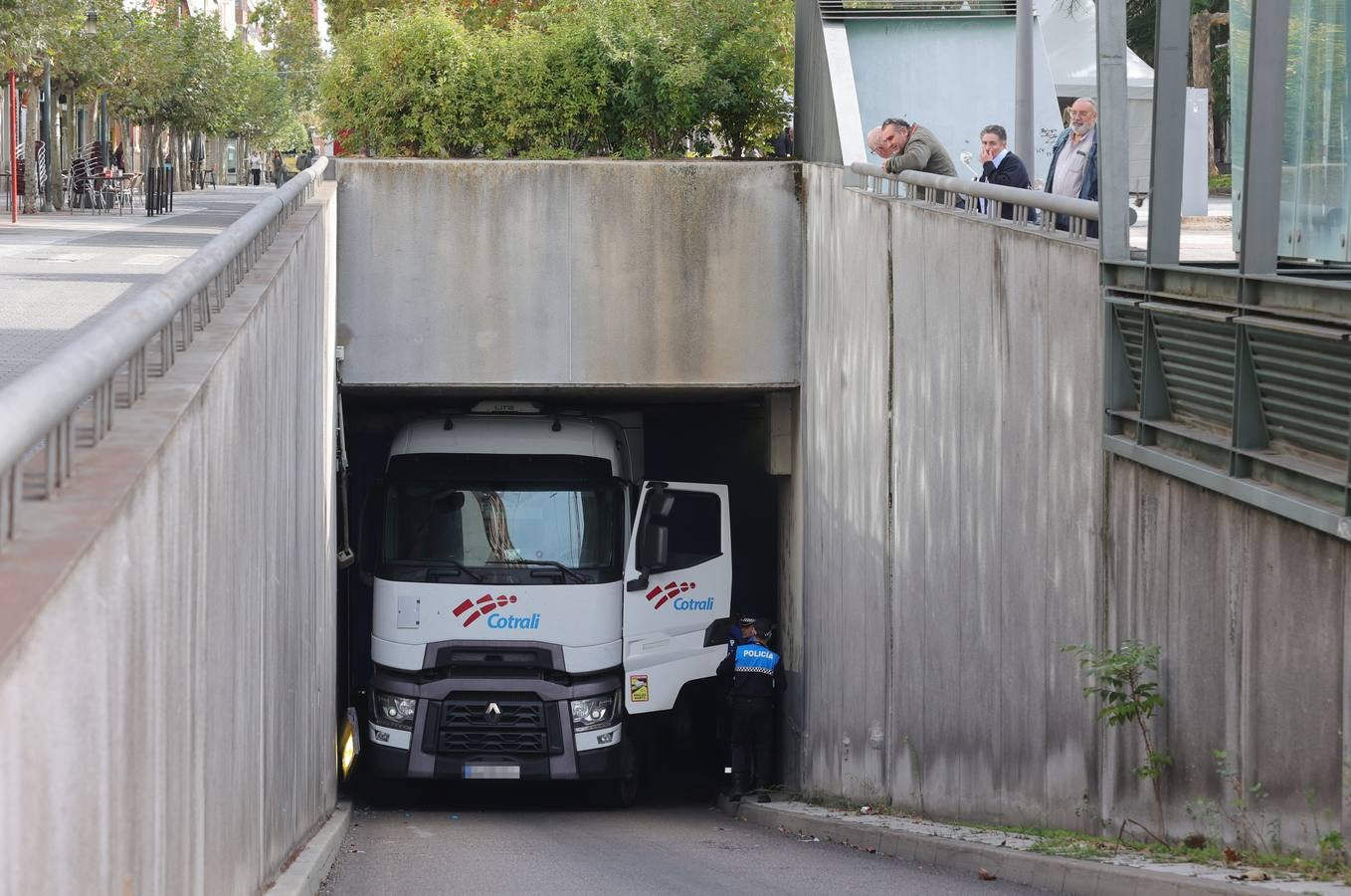 Un camión se atasca en el centro de Palencia