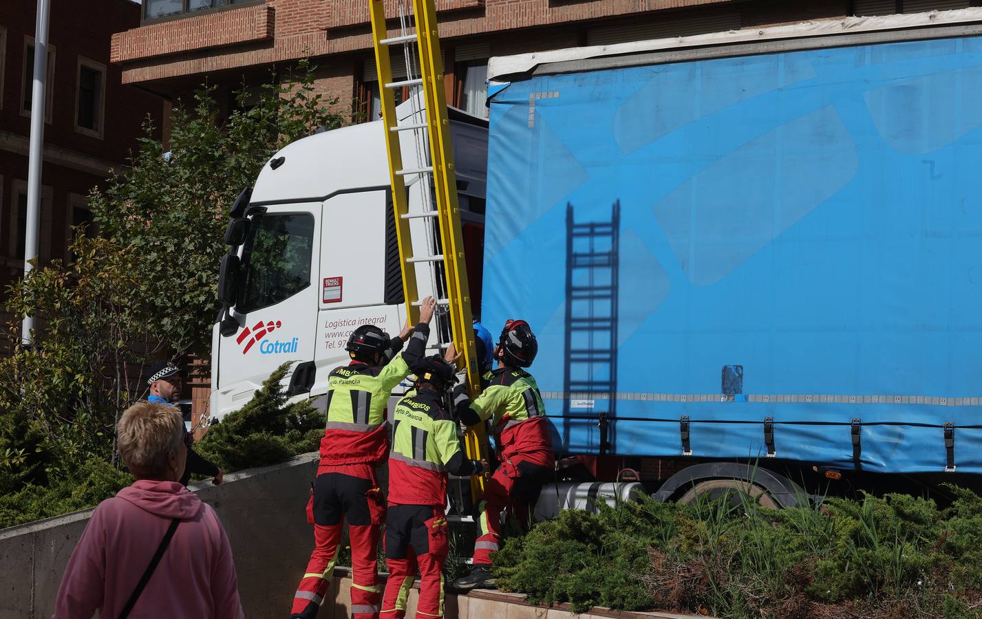 Un camión se atasca en el centro de Palencia