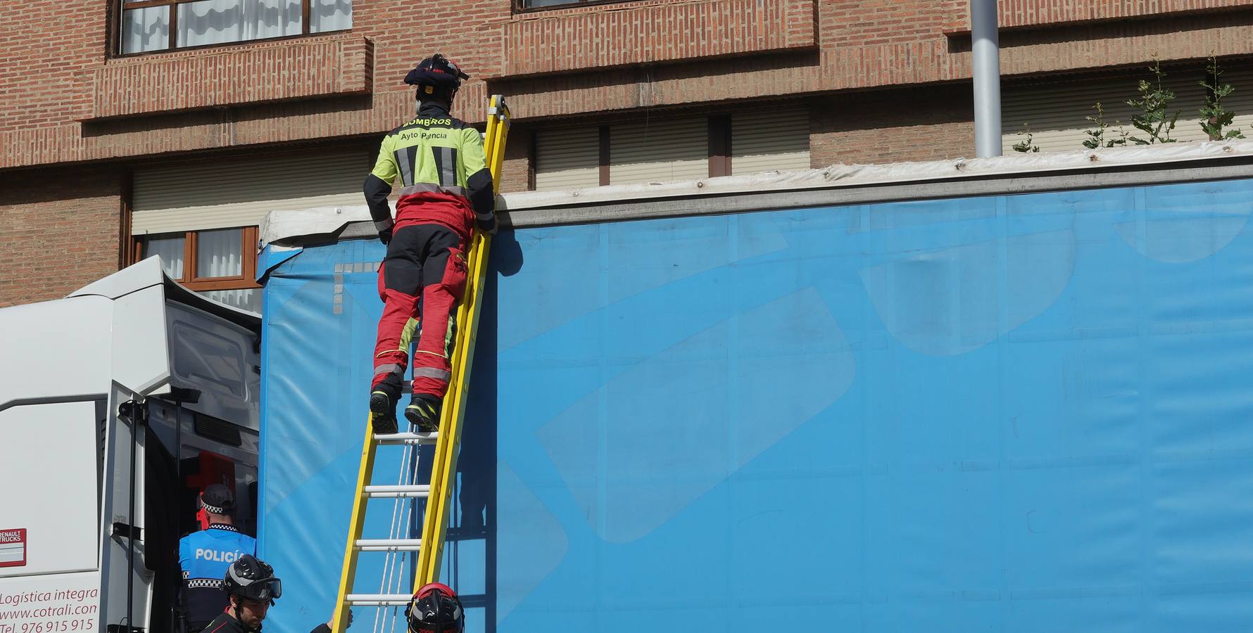 Un camión se atasca en el centro de Palencia