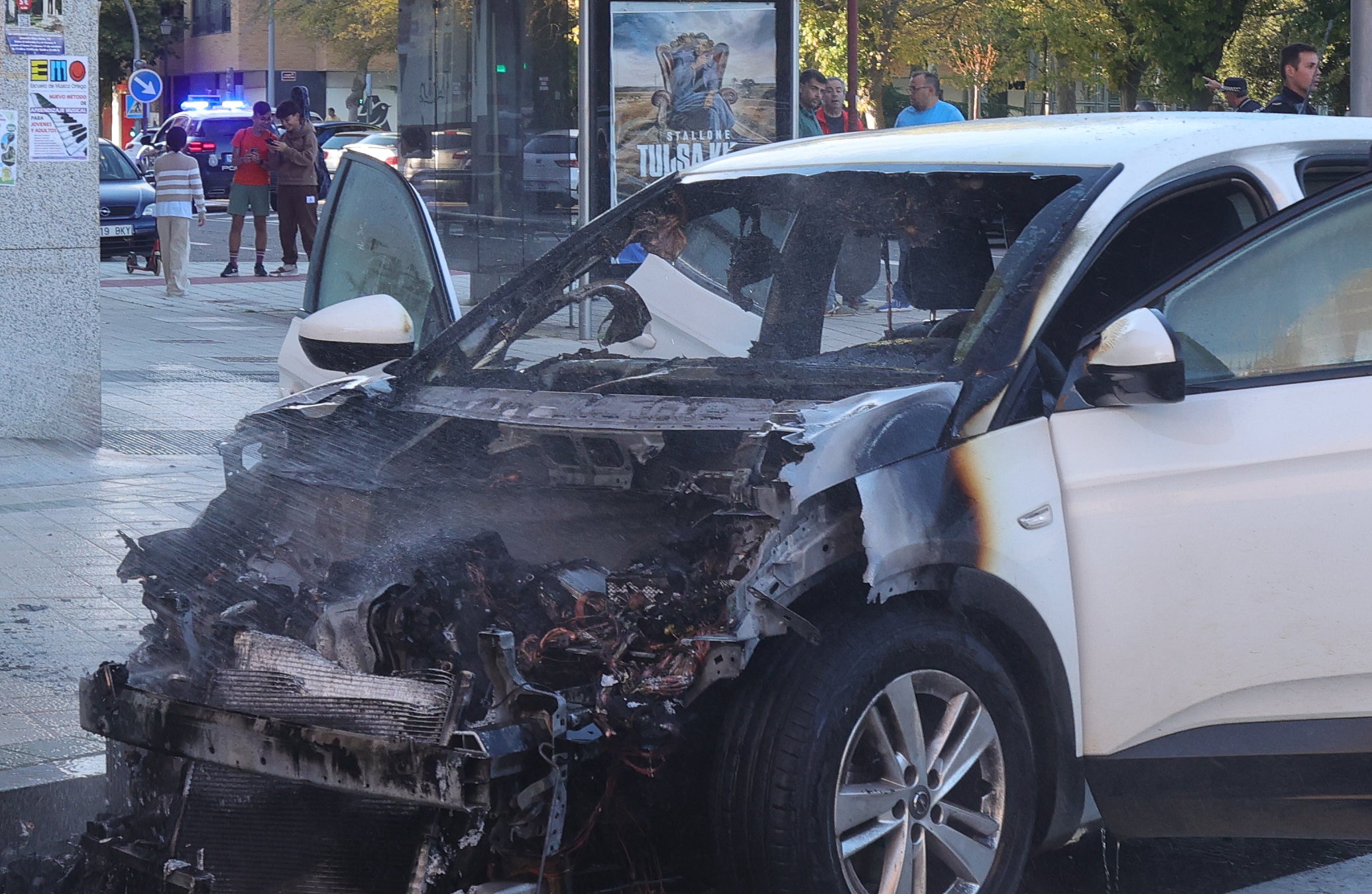 Las llamas devoran un coche en Palencia