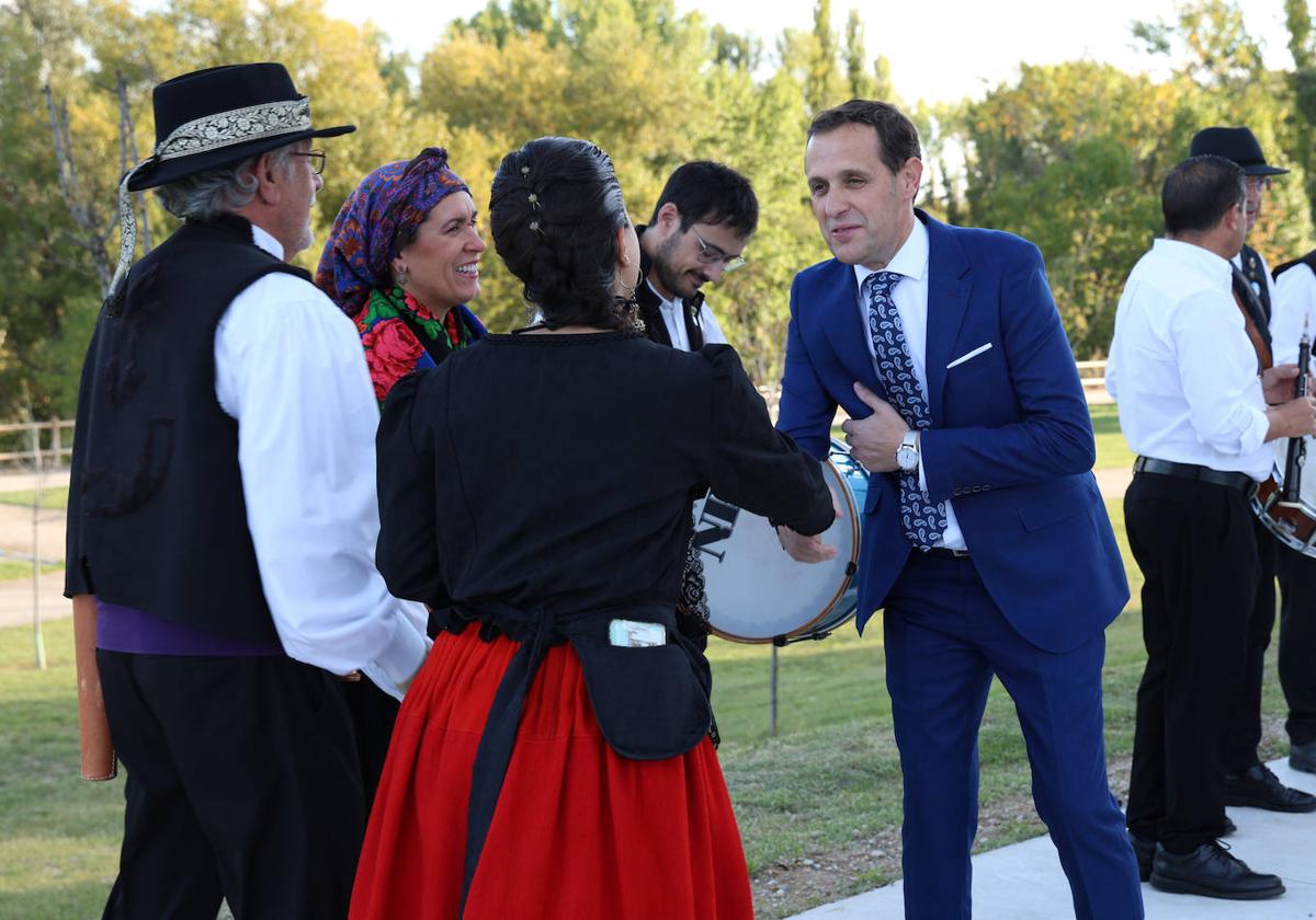 Un grupo folclórico saluda al Presidente de la Diputación de Valladolid, Conrado Íscar, en la celebración del Día de la Provincia