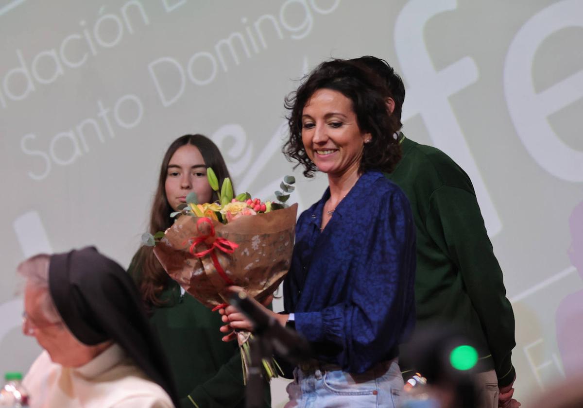 Sara Bayón recoge un ramo de flores en la fiesta de su colegio, Santo Domingo de Guzmán.