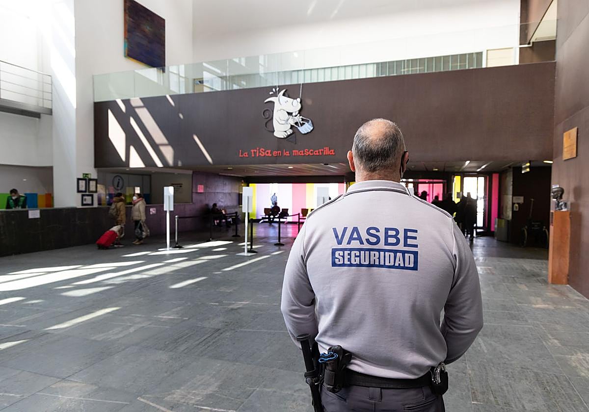 Personal de seguridad en el vestíbulo del Hospital Río Hortega.