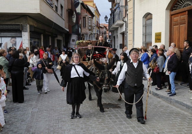 Uno de los carros, cargado con cestos de uva, participante en el desfile de la vendimia.