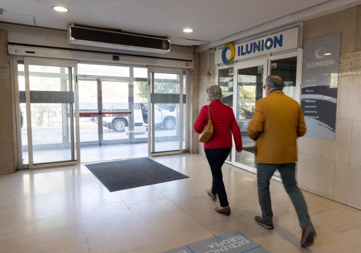 Entrada del Hospital Clínico Universitario de Valladolid.