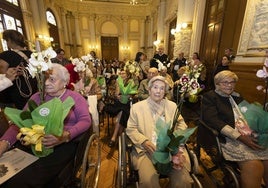 Centenarios de Valladolid durante un homenaje en el salón de recepciones del Ayuntamiento de Valladolid.