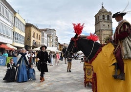 Los marqueses de Aguilar dan la bienvenida al emperador y a su hermana Leonor.