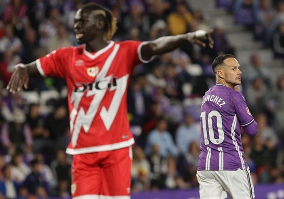 Iván Sánchez, de espaldas, en una acción ante el Rayo.