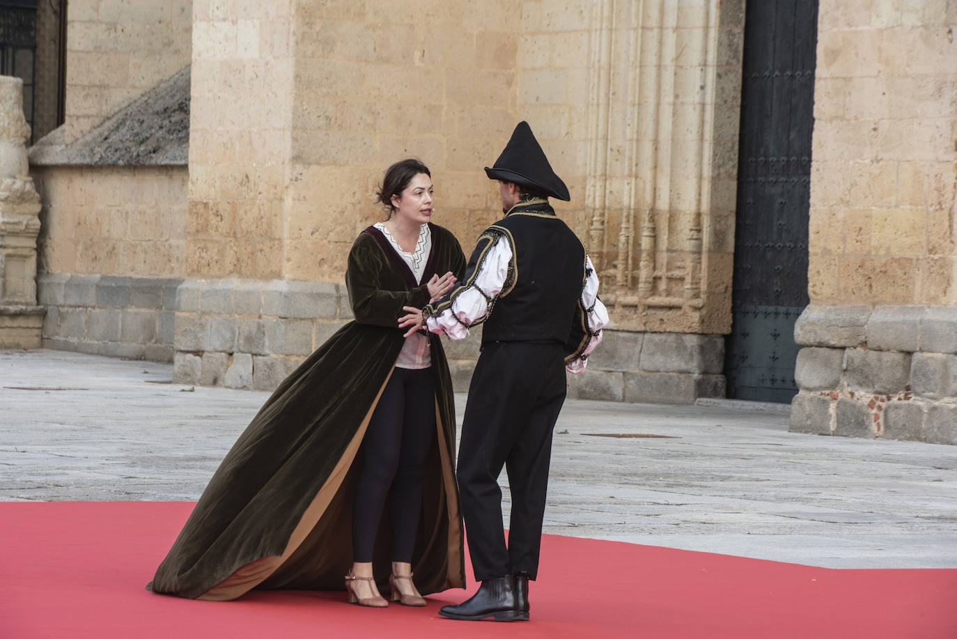 Fotografías del acto de proclamación de Isabel I como reina de Castilla