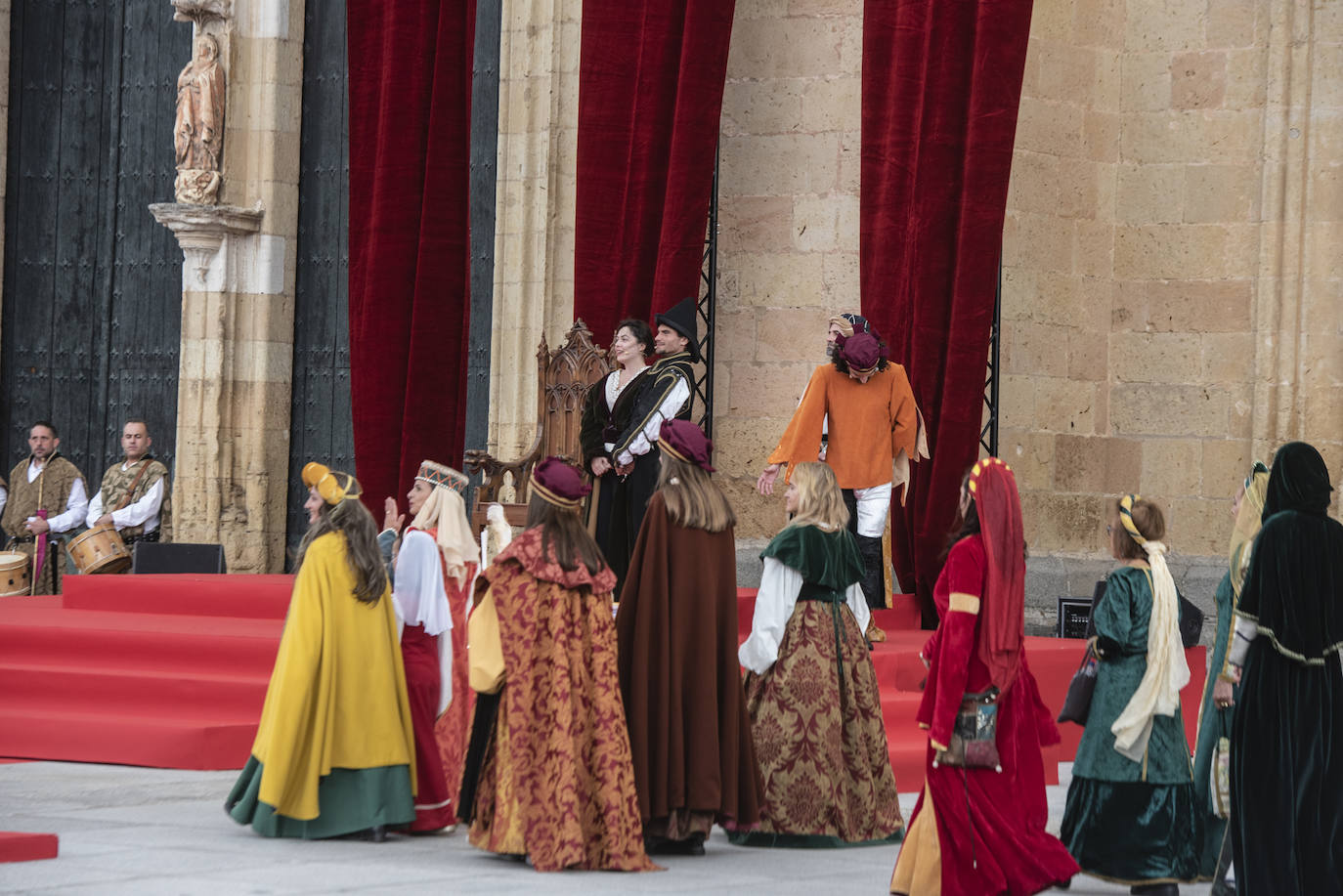 Fotografías del acto de proclamación de Isabel I como reina de Castilla