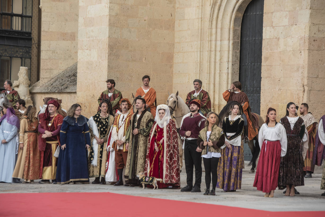 Fotografías del acto de proclamación de Isabel I como reina de Castilla