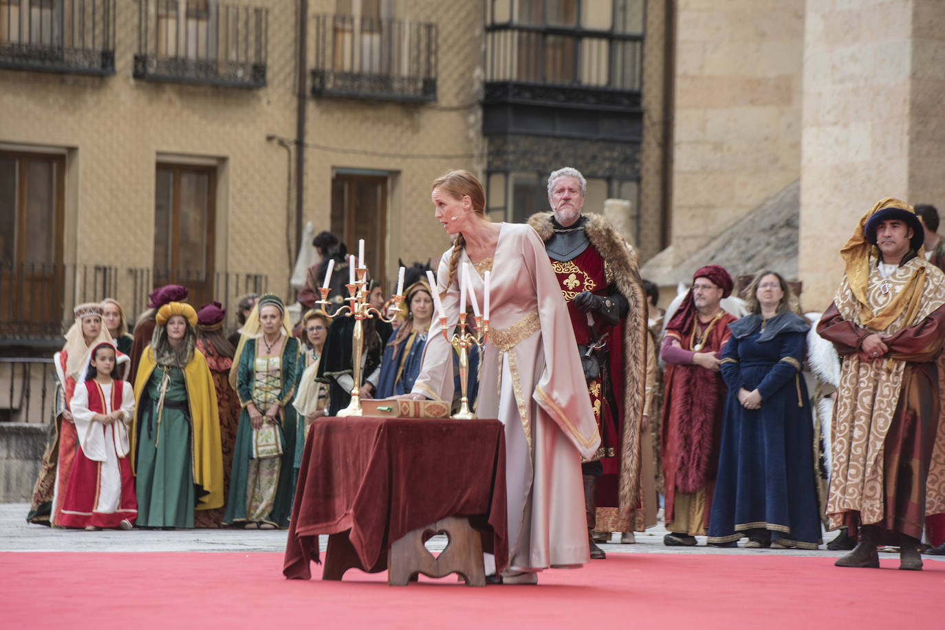 Fotografías del acto de proclamación de Isabel I como reina de Castilla