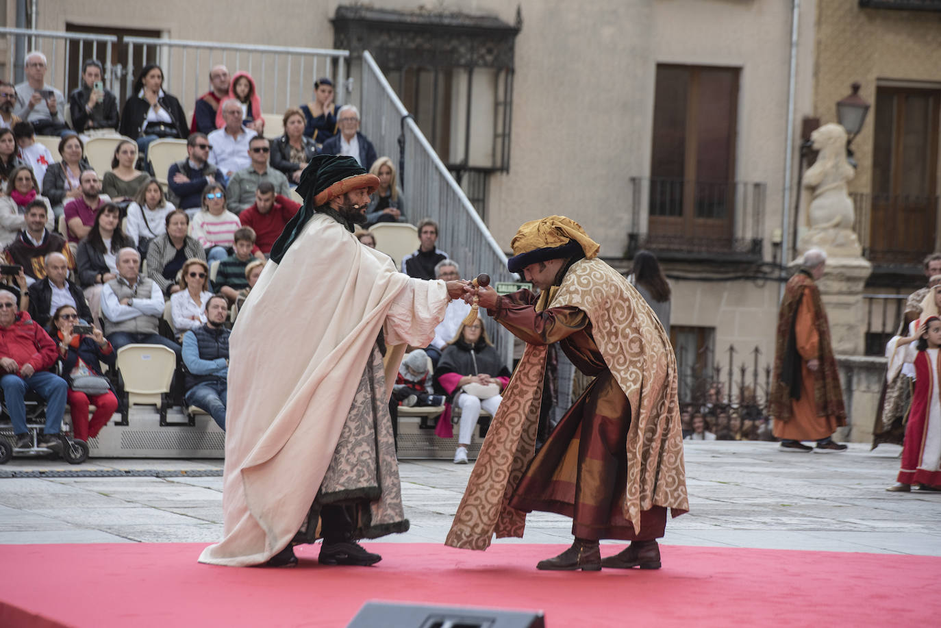 Fotografías del acto de proclamación de Isabel I como reina de Castilla