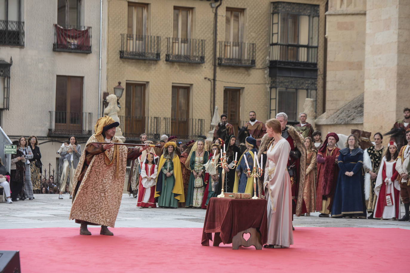 Fotografías del acto de proclamación de Isabel I como reina de Castilla