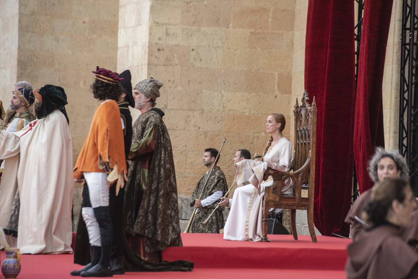 Fotografías del acto de proclamación de Isabel I como reina de Castilla