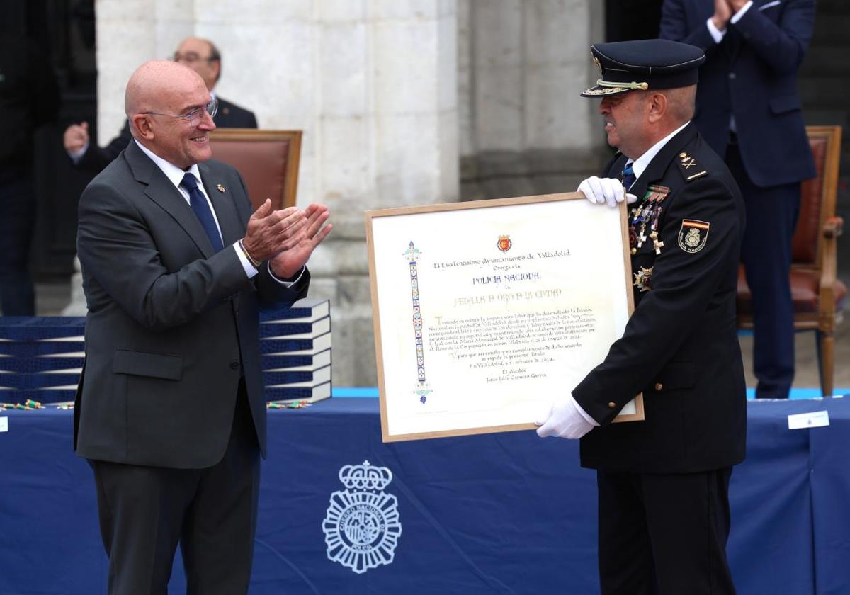 El alcalde entrega al jefe superior, Juan Carlos Hernández, el pergamino que acredita la medalla de oro concedida a la Policía Nacional.