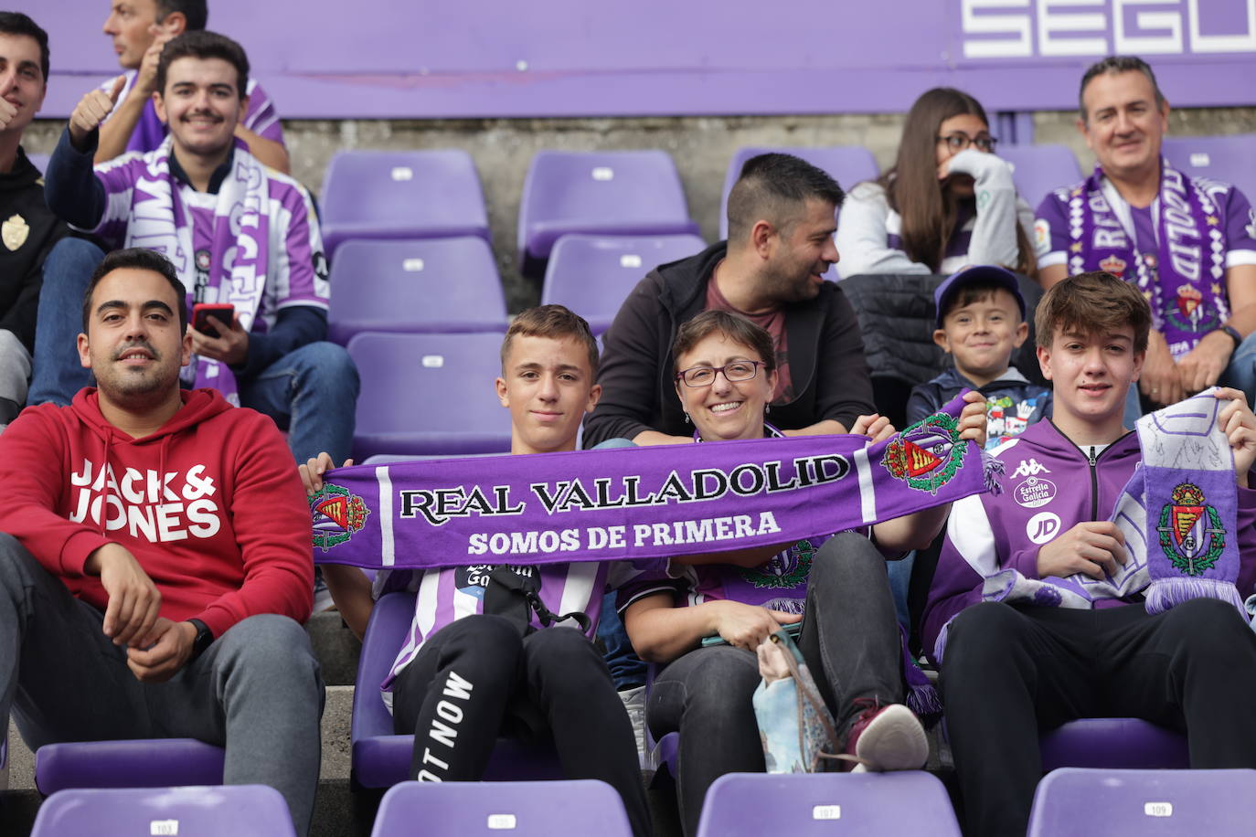 Búscate en la grada del estadio José Zorrilla (1/4)