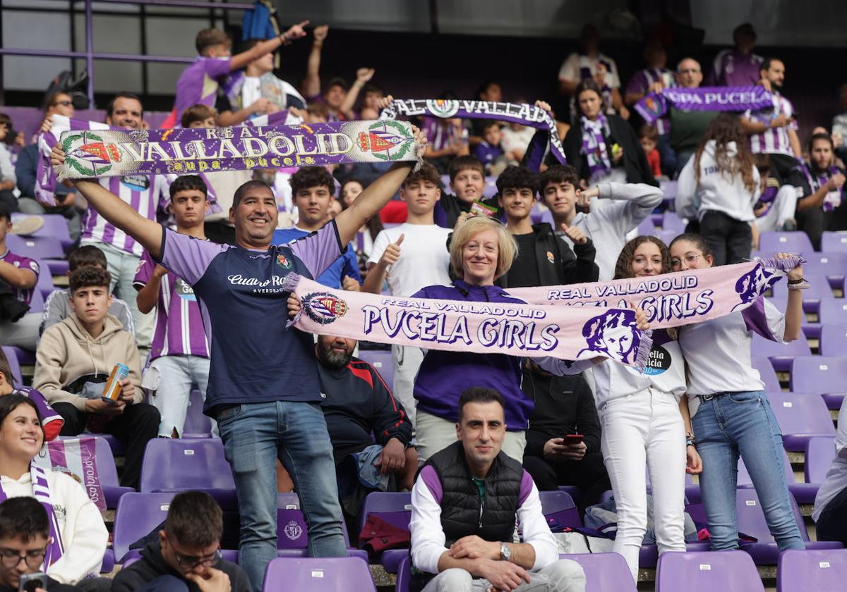 Aficionados del Real Valladolid durante el encuentro.