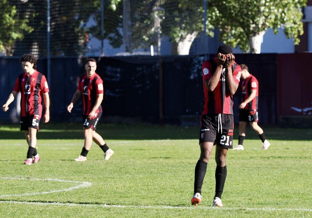 Un jugador del Laguna se lamenta sobre el césped.