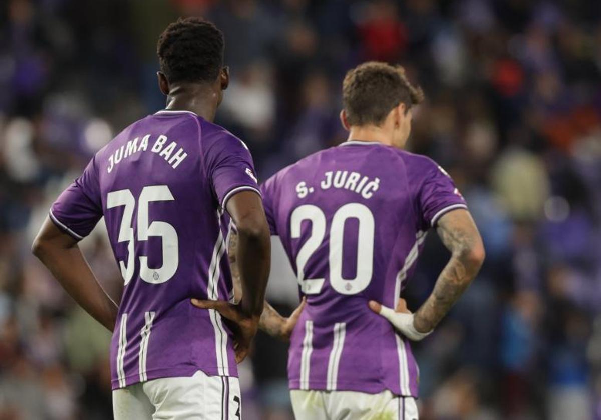 Juma Bah y Stanko Juric, durante el último partido del Real Valladolid frente al Rayo Vallecano