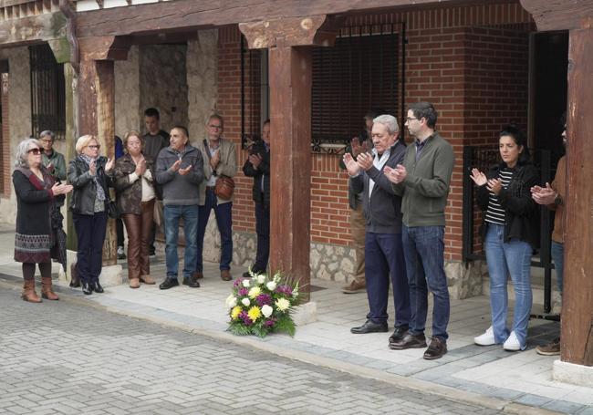 El alcalde de Traspinedo, Javier Fernández, junto a la familia de Valentín López durante el minuto de silencio.