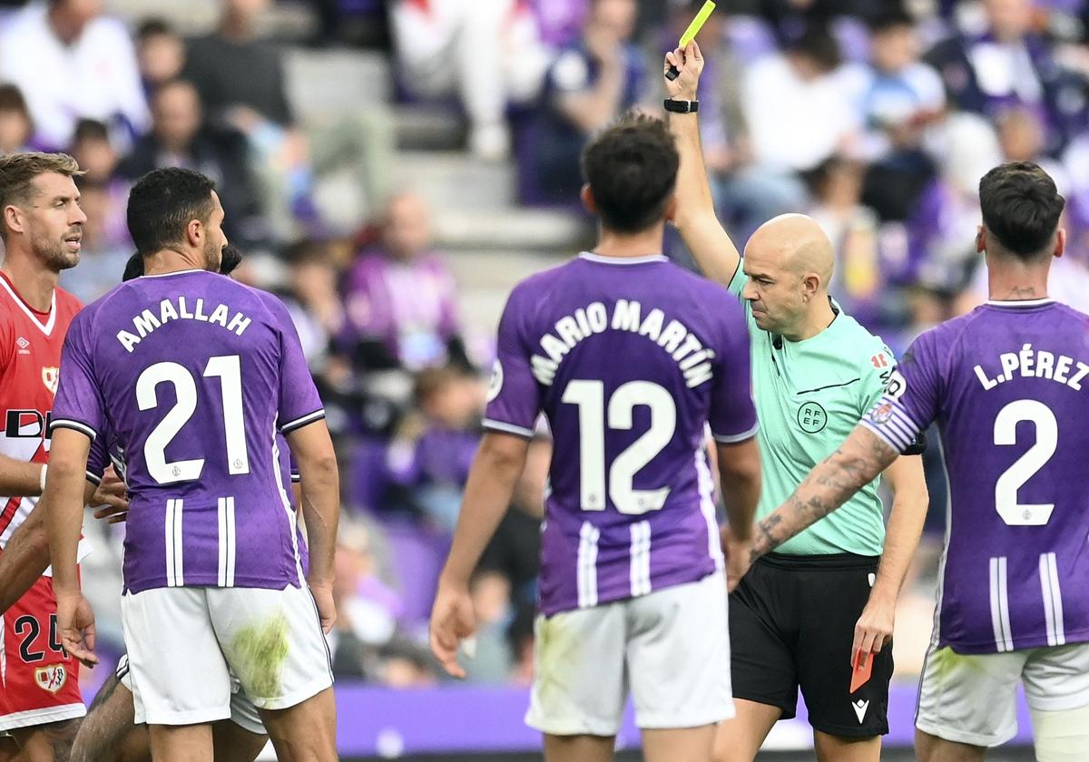 González Fuertes muestra una amarilla durante el Real Valladolid-Rayo Vallecano de este sábado.