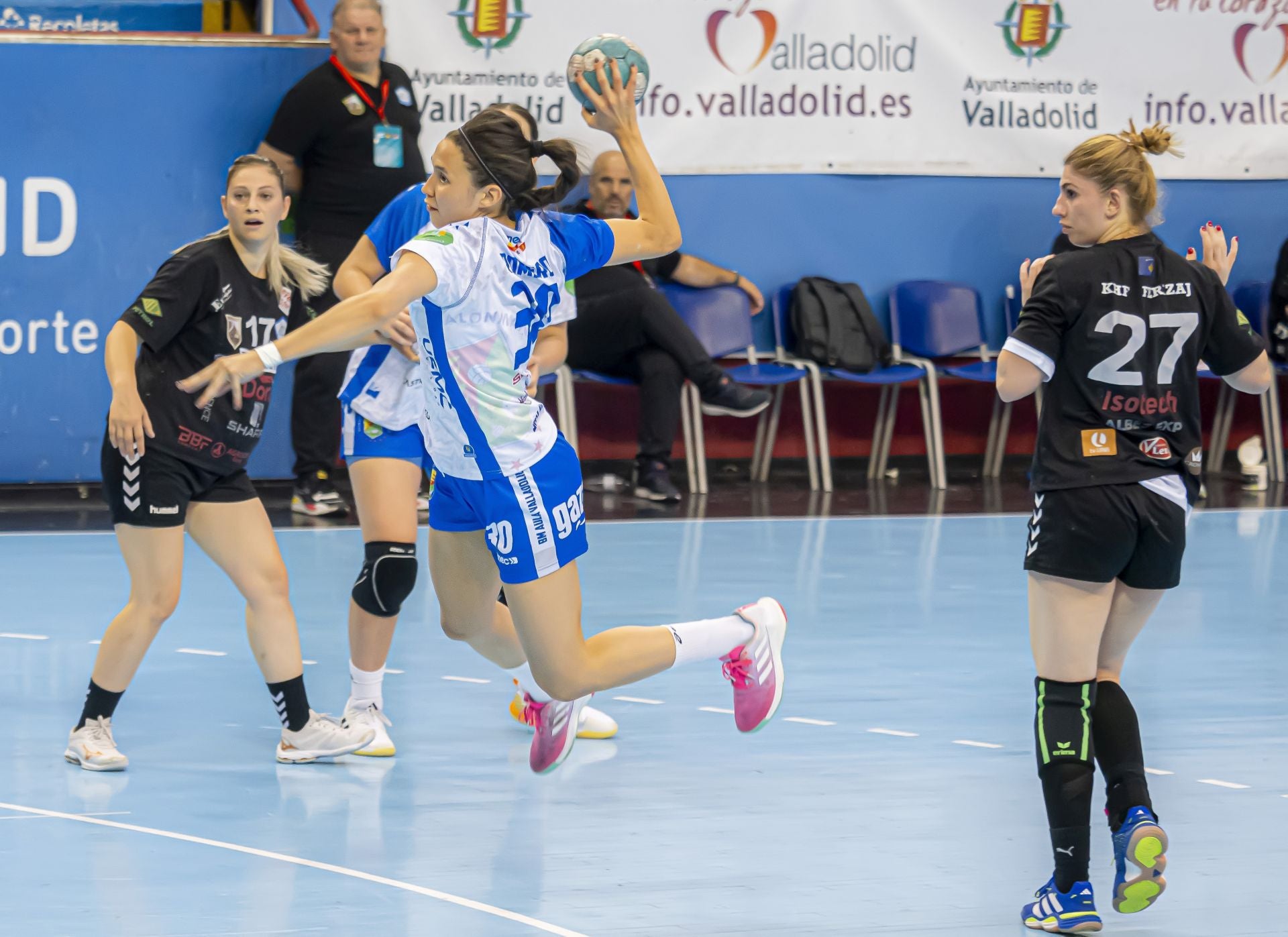 Las imágenes del partido entre el Caja Rural Aula Valladolid y el KHF Ferizaj