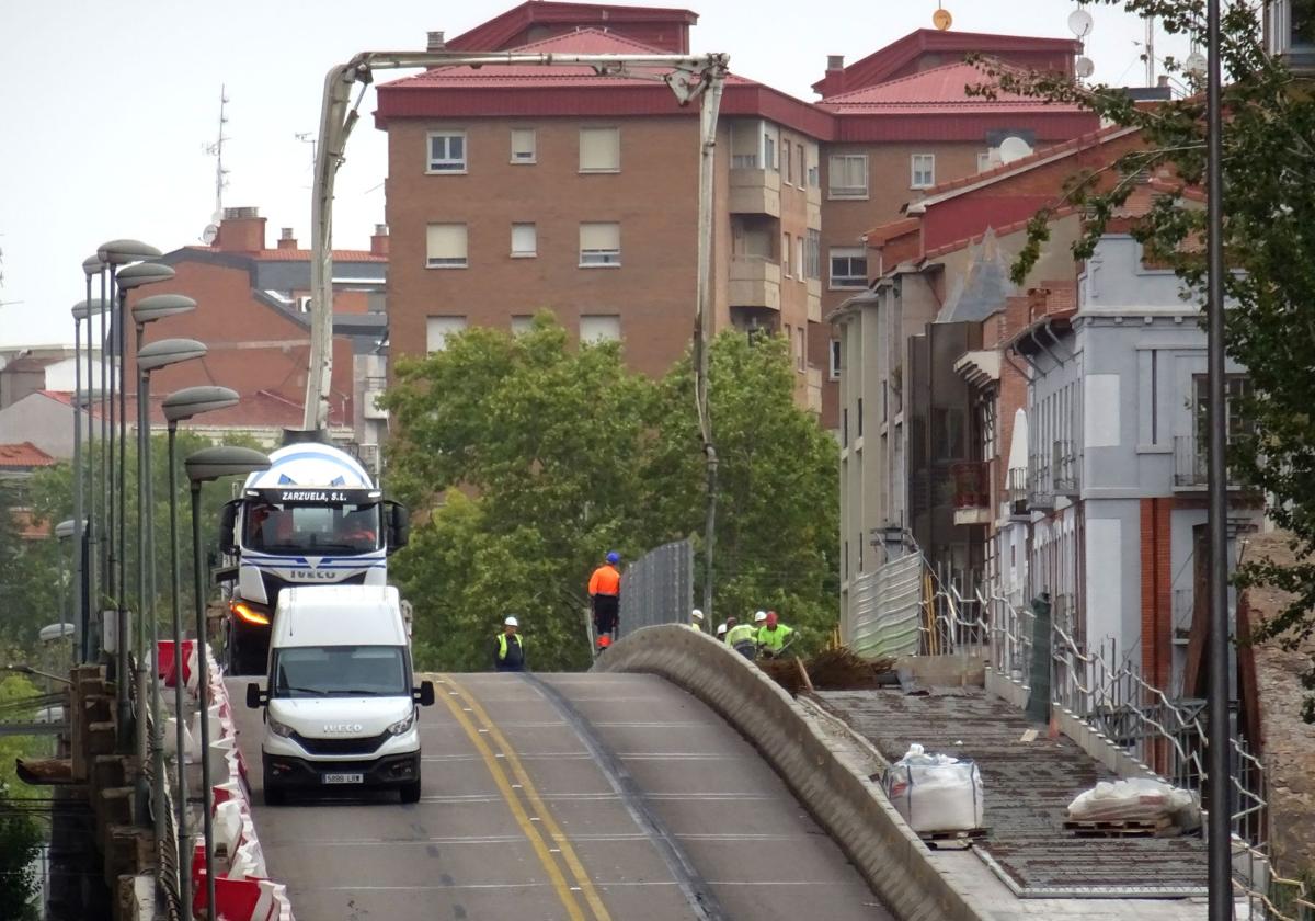 Trabajos de hormigonado en el lateral del tablero del viaducto de Arco de Ladrillo en la mañana de este domingo.