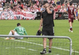 Ramsés se lamenta en la banda durante el partido ante el Zamora.