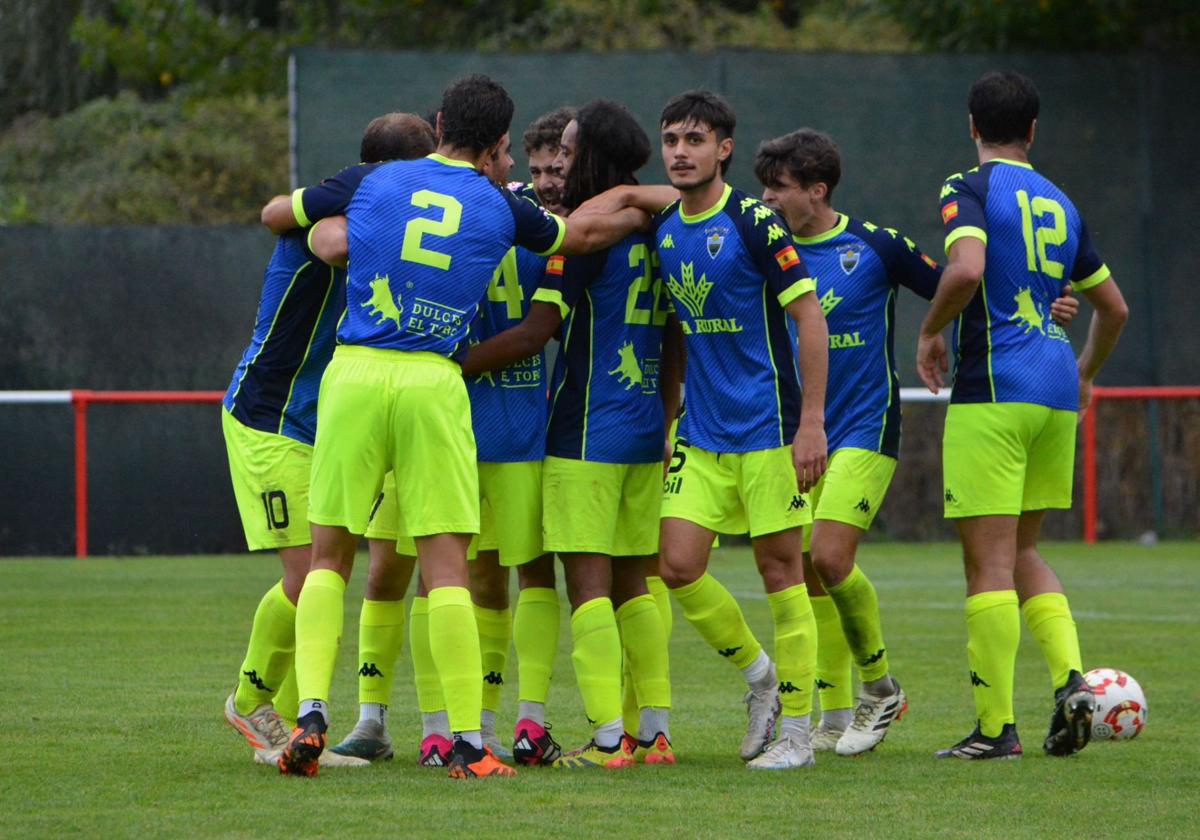 Los jugadores del Tordesillas celebran uno de los goles.