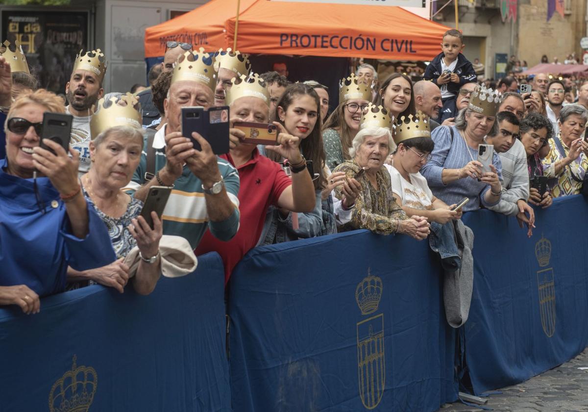 Multitud de personas esperan la llegada del cortejo real a la Plaza Mayor.