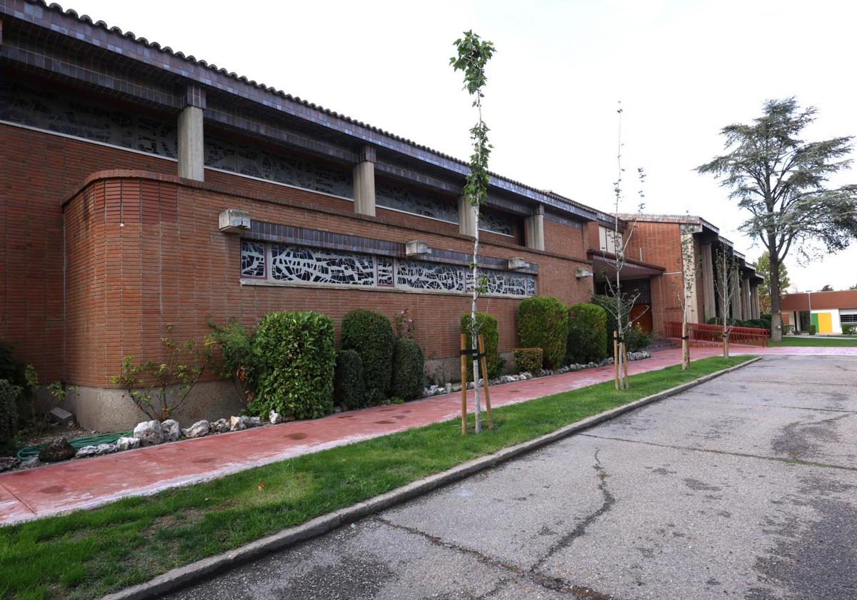 Exterior del Colegio Juan XXIII de Valladolid.