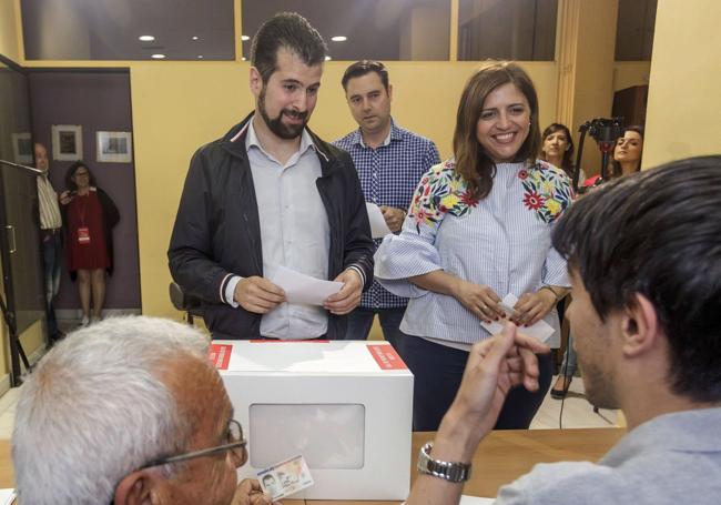 Luis Tudanca y Esther Peña votan en las primarias del PSOE entre Pedro Sánchez, Susana Díaz y Patxi López.