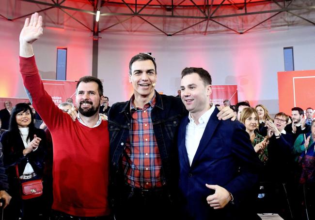 Luis Tudanca, Pedro Sánchez y Javier Alfonso Cendón, tras un mitin.