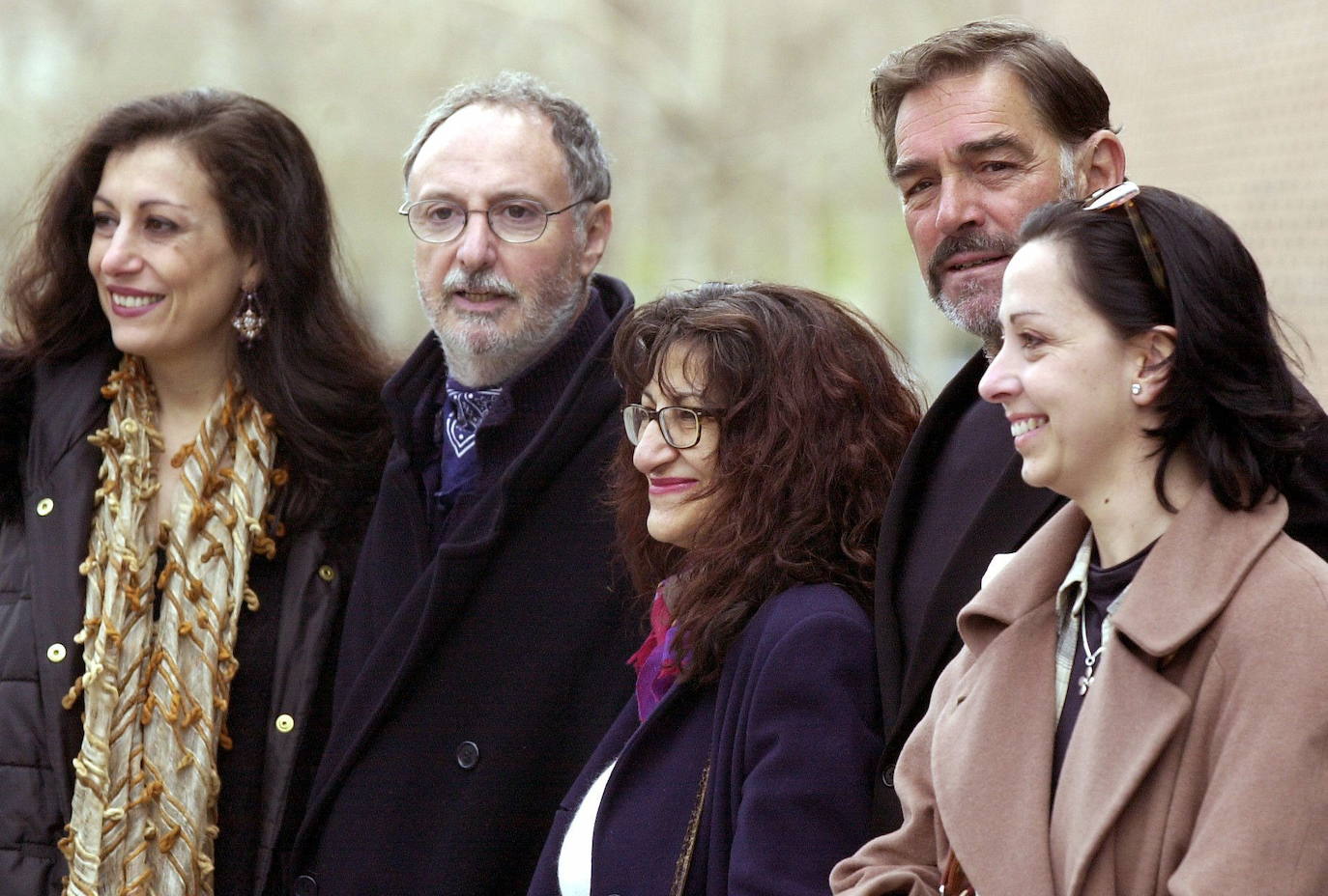 Fabio Testi (segundo a la derecha), junto al director argentino Gustavo Tambascio (segundo a la izquierda), y las actrices Stefania Scolastici (izquierda), Mamen Gracía (en medio) y Cecilia La Villa (a la derecha), durante la presentación de la obra musical «Zorba» 