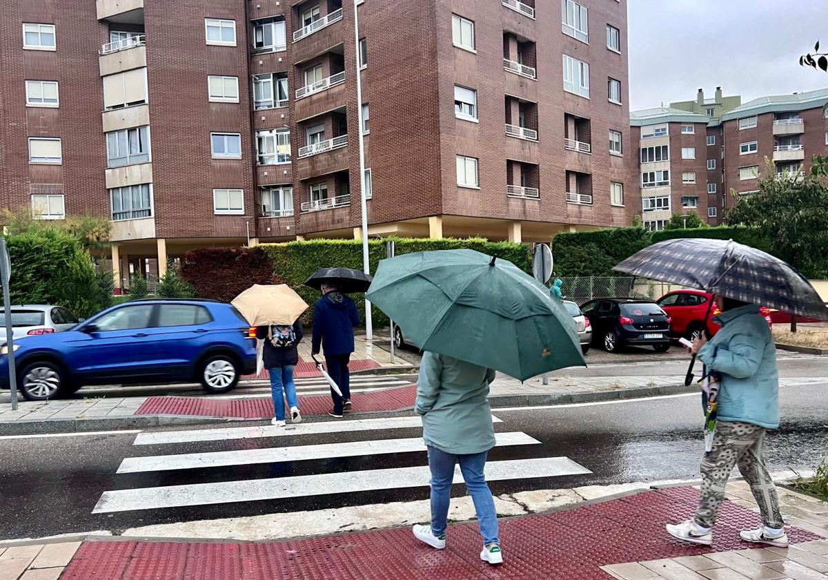 Los viandantes se protegen de la lluvia con paraguas en Parquesol.