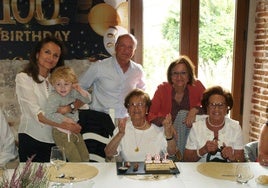 Rosario Muñoz Cabrero, en la celebración de su cumpleaños número 100.