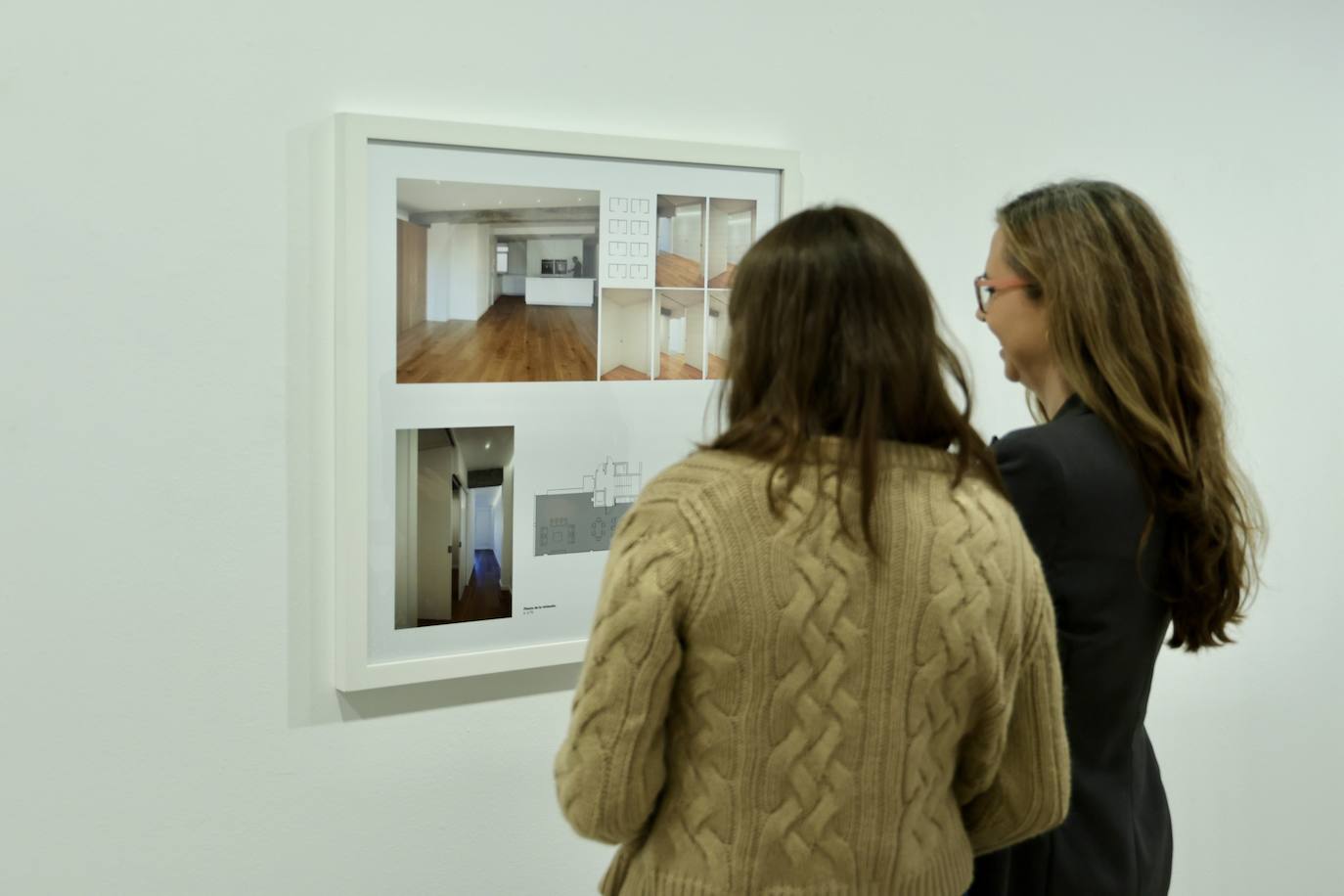 Dos visitantes observan un proyecto de 'Reciclajes domésticos', en el Herreriano.